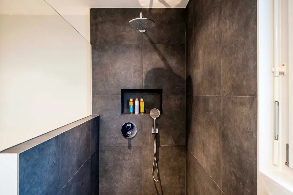 Hochwertige Dusche als Teil einer Sanitärinstallation im Neubau